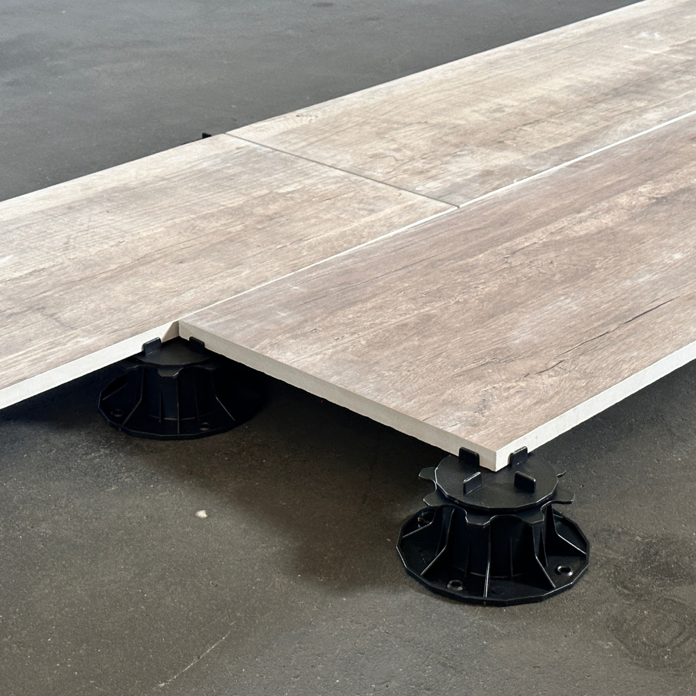 Einsatz von Plattenlagern mit Terrassenplatten aus Keramik im 1/3 Verband