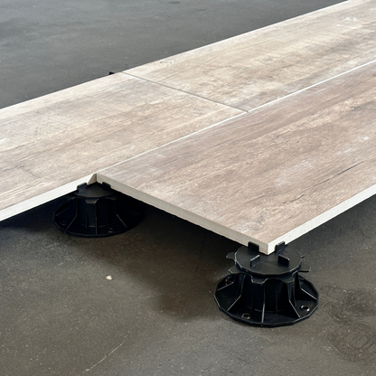 Einsatz von Plattenlagern mit Terrassenplatten aus Keramik im 1/3 Verband
