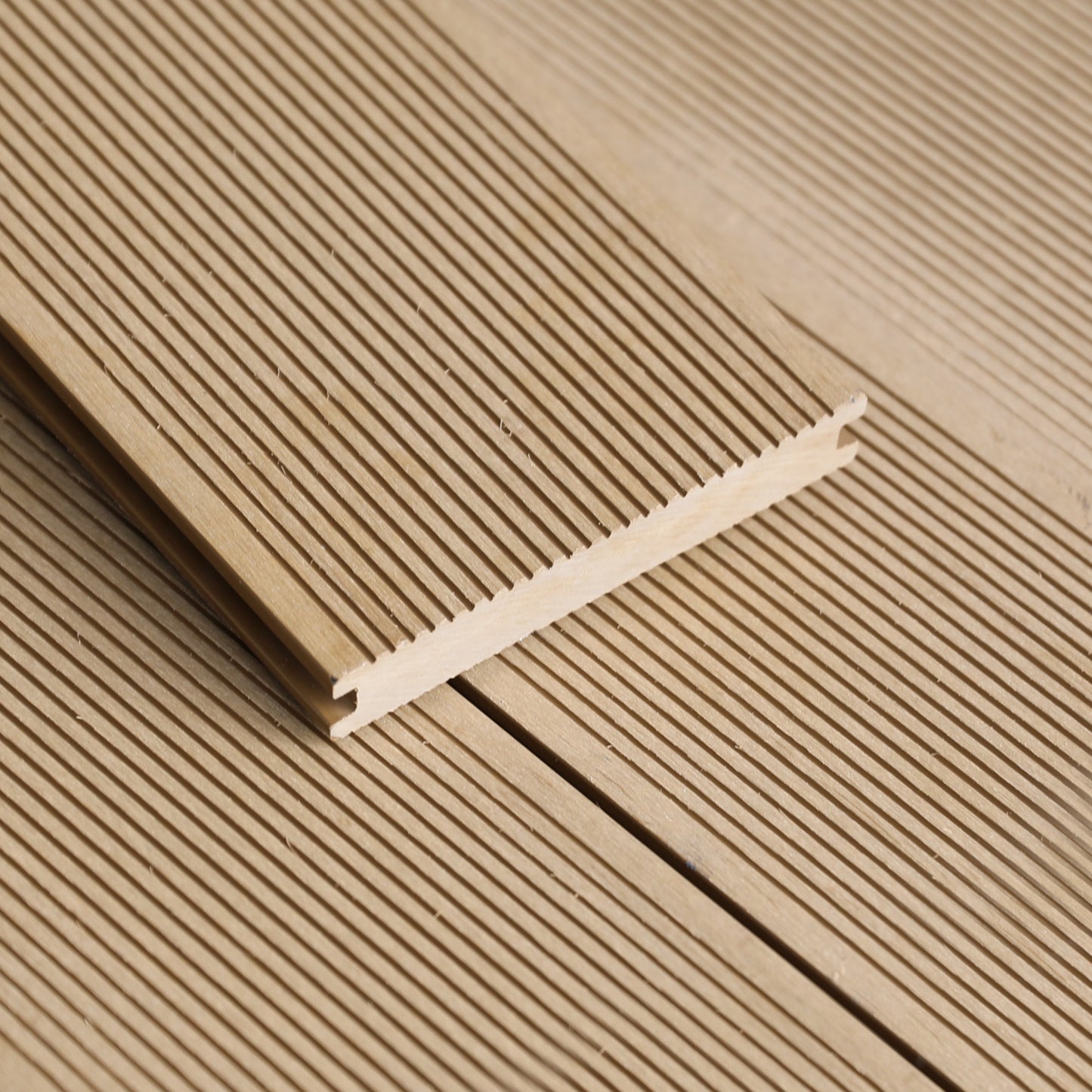 WPC Massivdiele Modern Sand Gridline braun geriffelt bis 4m für Terrasse